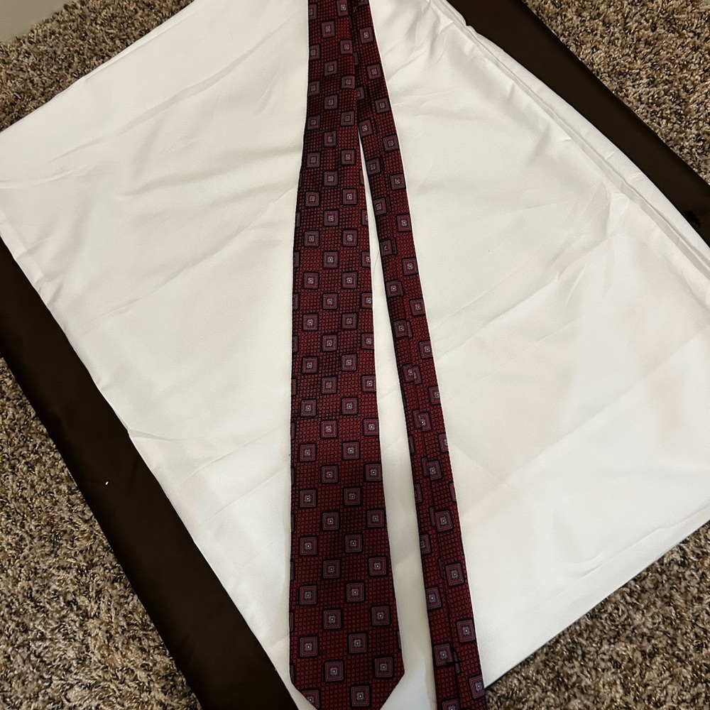 Elegant Burgundy Geometric Tie